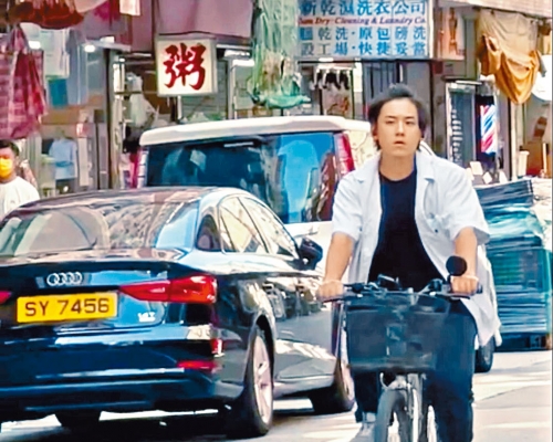 姜濤雖只是臨時學會踩單車，但在拍攝時亦似模似樣。