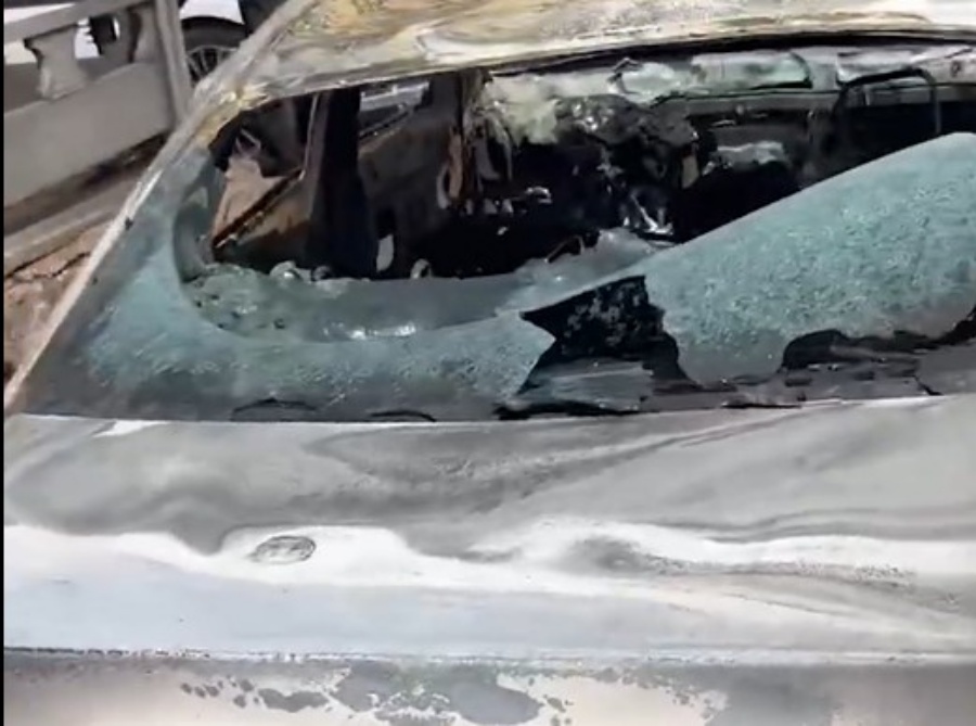 全车玻璃被烧爆。