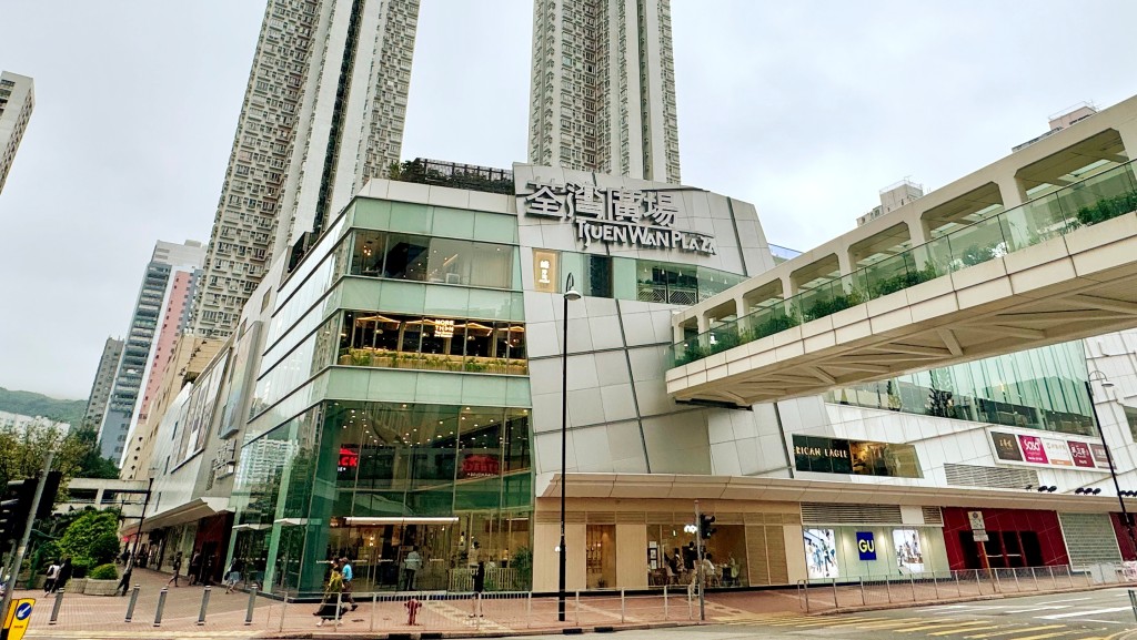 荃灣商場店舖2萬元CHANEL手袋遇竊 警追查風褸戴帽男賊下落。資料圖片