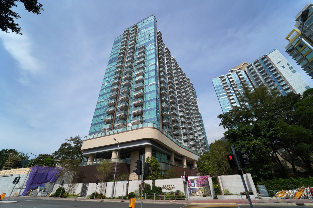 黃金海灣·珀岸昨日連沽2伙特色戶,呎價高見1.5萬。 黃金海灣·珀岸昨日連沽2伙特色戶,呎價高見1.5萬。