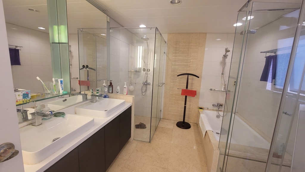 浴室設有獨立淋浴間及浴缸，設備齊全。