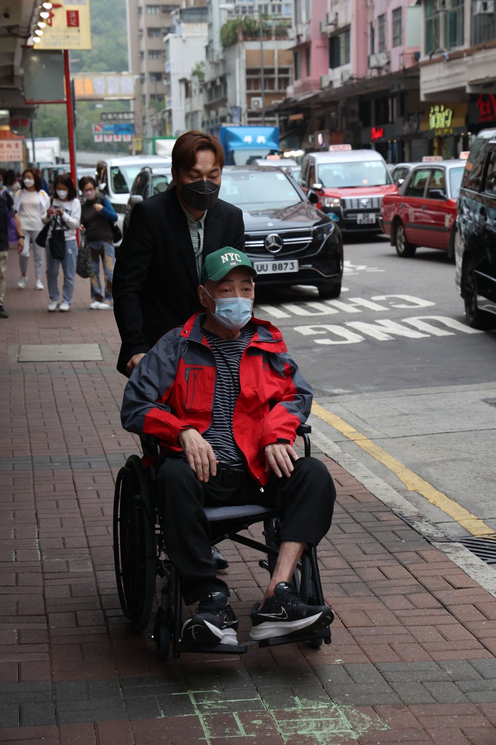 年前张伟文中招留院，康复后由方俊接他出院。