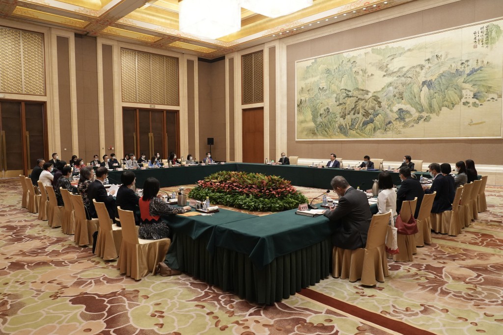 夏寶龍（後排右三）與特區政府常任秘書長及部門首長研修及考察團進行座談。