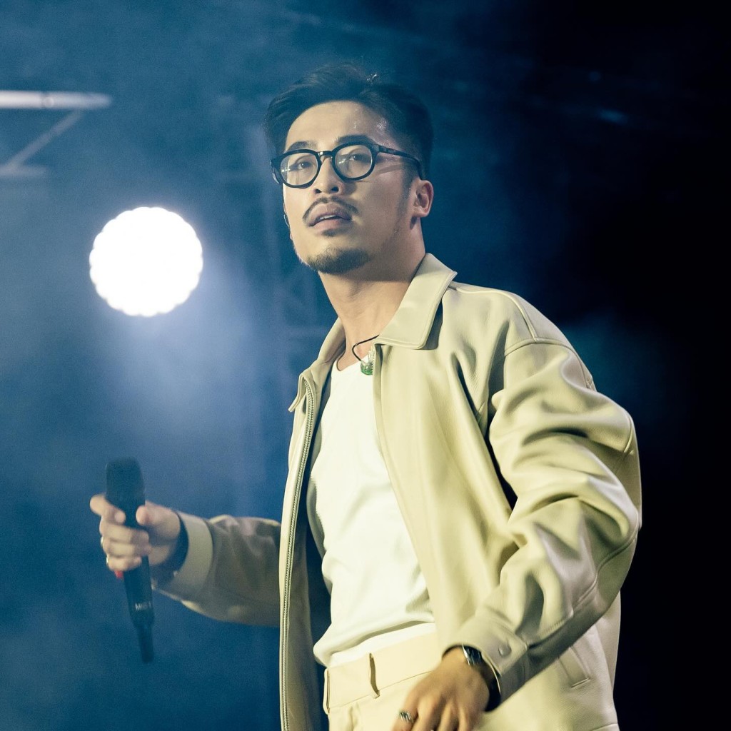 现年28岁的Vũ为越南独立唱作歌手，原名Hoàng Thái Vũ（音译：黄泰武），于2014年出道。