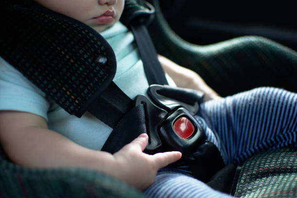 學者質疑，在道路安全守則中，車上兒童如果體重低於某個標準，便須坐在汽車座椅上，「為什麼父母可以在飛機上將孩子抱在腿上？」
