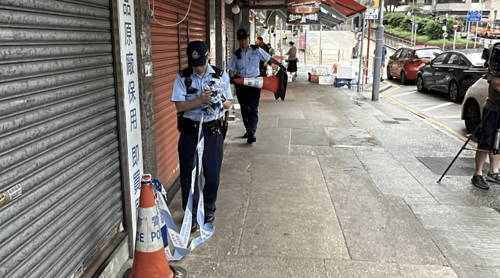 警方在男死者倒卧地點圍起封鎖線。黎志偉攝 警方在男死者倒卧地點圍起封鎖線。黎志偉攝