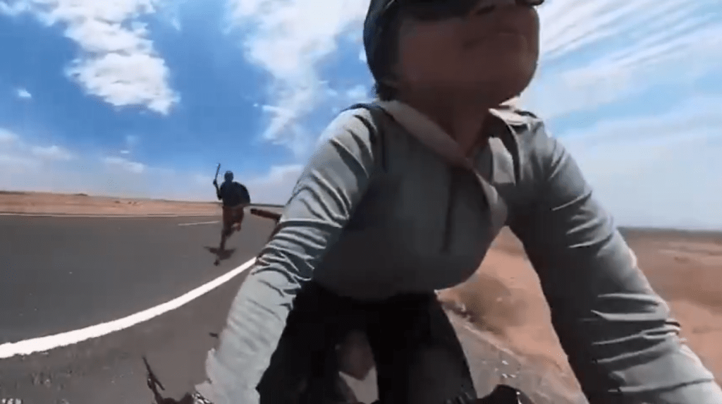 摩洛哥女子骑行肯尼亚突遭持刀男狂追,爆踩单车逃过一劫。SGRCBN@X 摩洛哥女子骑行肯尼亚突遭持刀男狂追,爆踩单车逃过一劫。SGRCBN@X