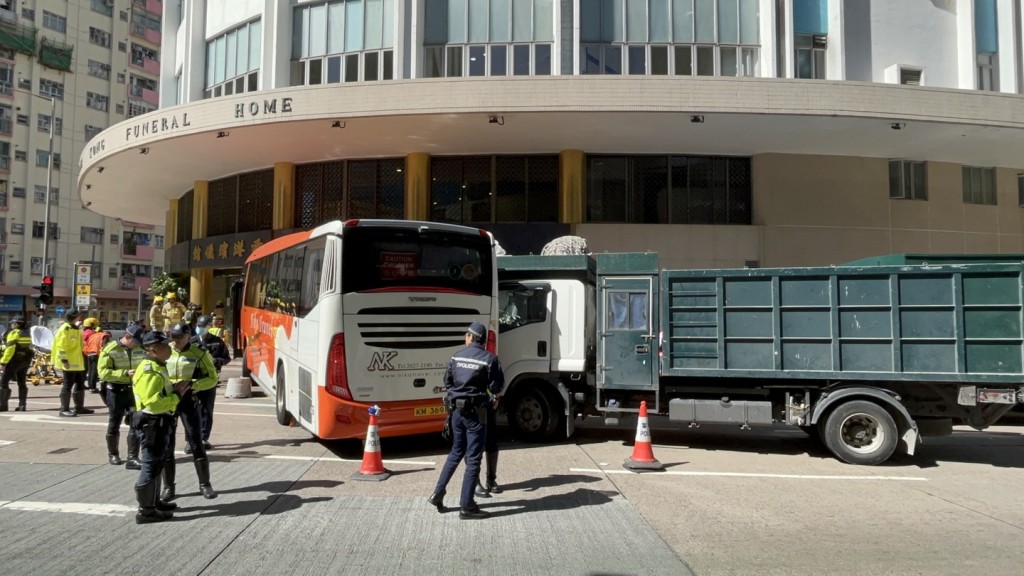 旅遊巴先與貨車相撞再剷上行人路撞向殯儀館正門。楊偉亨攝