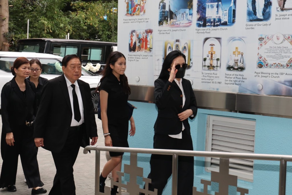 姪女谷祖琳戴上黑口罩。