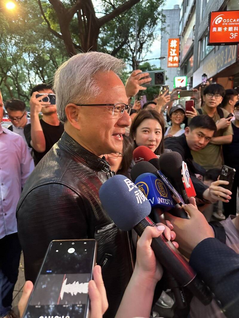 黃仁勳宴請台灣的科技界大佬，吸引大量媒體在場外採訪。自由時報