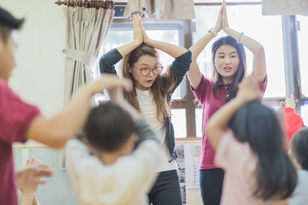 孩子在家自學期間,Briella提議家長也要抽時間與子女運動伸展,有助身心靈健康。 孩子在家自學期間,Briella提議家長也要抽時間與子女運動伸展,有助身心靈健康。