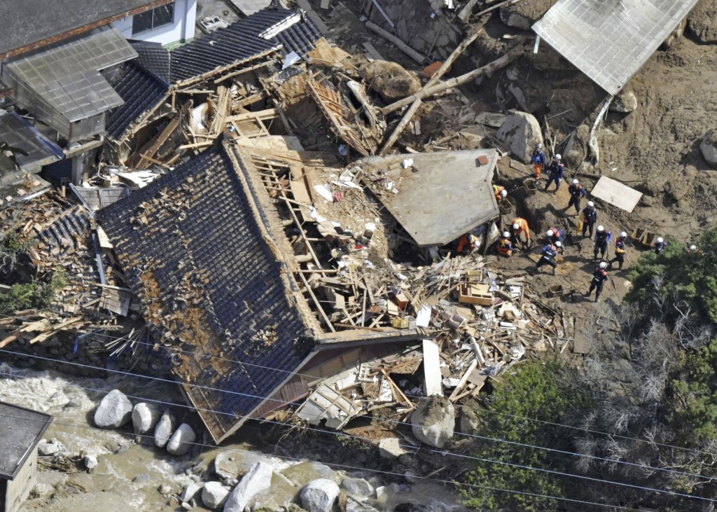 救援人員在日本南部佐賀縣唐津山泥傾瀉現場搜尋失蹤人員。AP