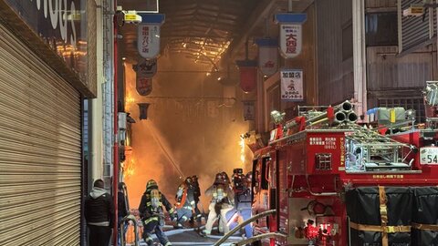 東京品川區中延商店街火警，消防員到場灌救。X@fireinfojp