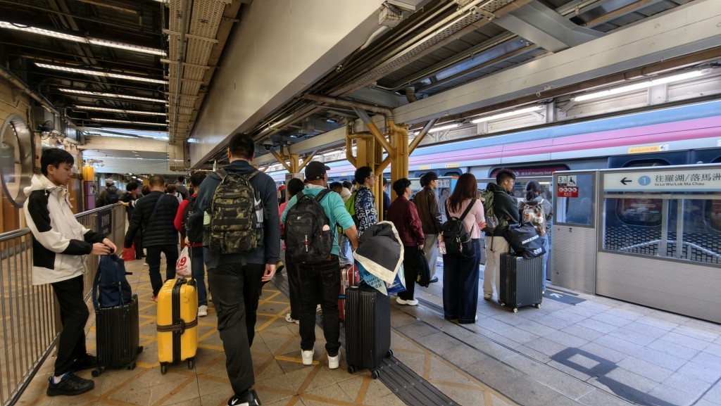 有市民帶同一家大細，拖着行李箱「一抽二褦」北上。黃文威攝