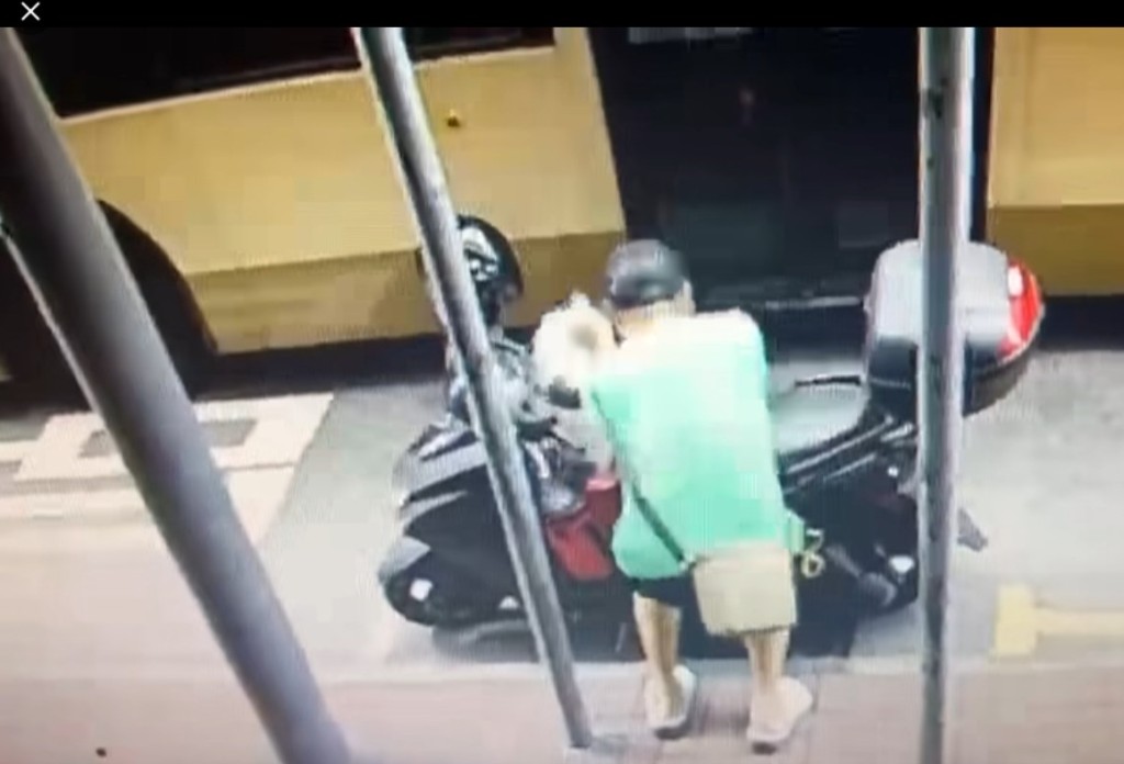 站不過一會兒,綠衣男即轉身再從左至右 方向朝電單車進發,這次大著膽子走向電 單車旁。fb「香港突發事故報料區2.0」截圖 站不過一會兒,綠衣男即轉身再從左至右 方向朝電單車進發,這次大著膽子走向電 單車旁。fb「香港突發事故報料區2.0」截圖