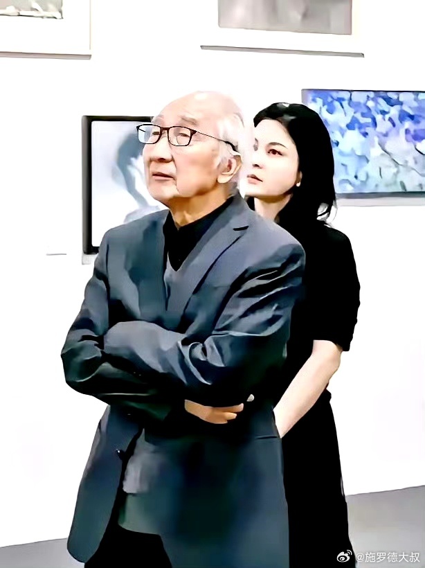 靳尚谊和妻子祁艳一起观看画展。