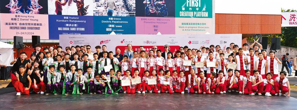 2024年小學組優勝隊伍與評判及一眾嘉賓合照。 2024年小學組優勝隊伍與評判及一眾嘉賓合照。
