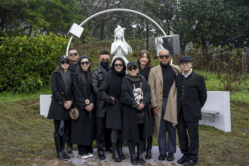 大S(徐熙媛)的雕像揭幕當日,「華岡七仙女」到場悼念亡友。 大S(徐熙媛)的雕像揭幕當日,「華岡七仙女」到場悼念亡友。