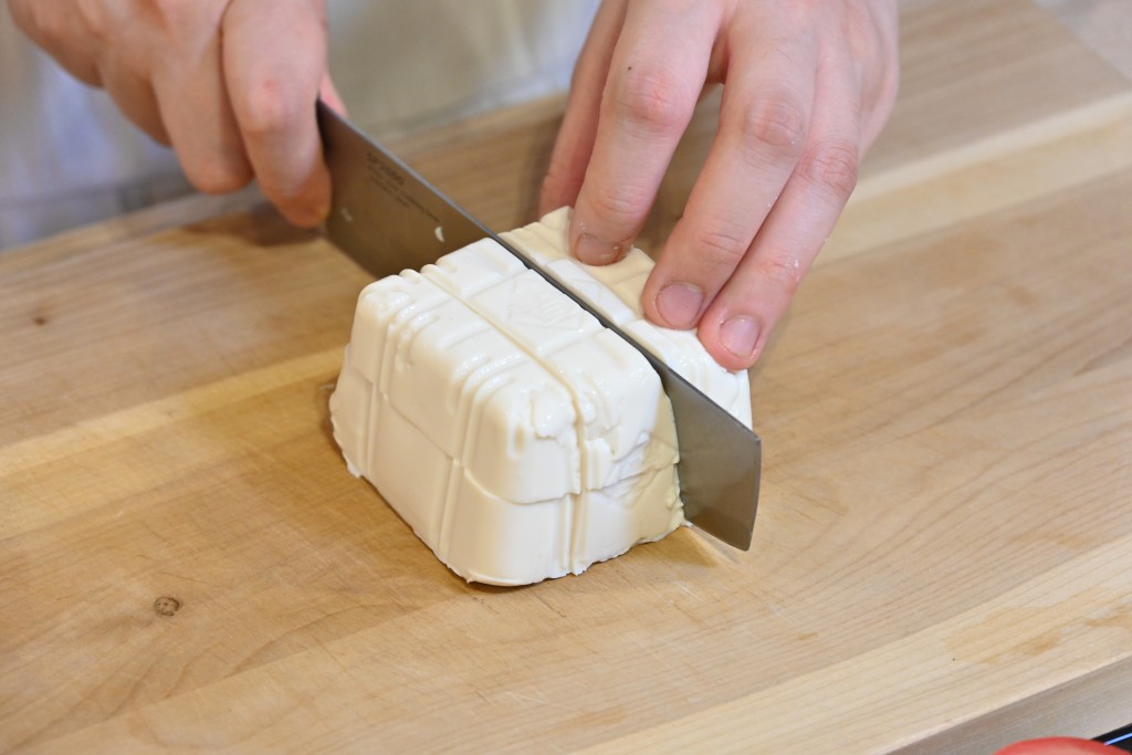 Step 2: 豆腐切粒。 Dice the tofu.