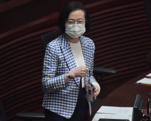 陳肇始昨日到立法會，她的左手紮上繃帶。
