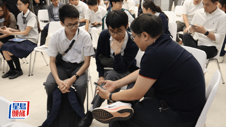 學生與企業導師交流。(圖片來源:教育局)