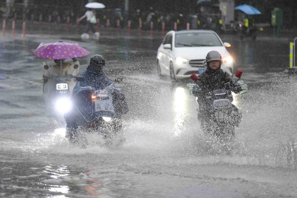 暴雨下的廣州市面。
