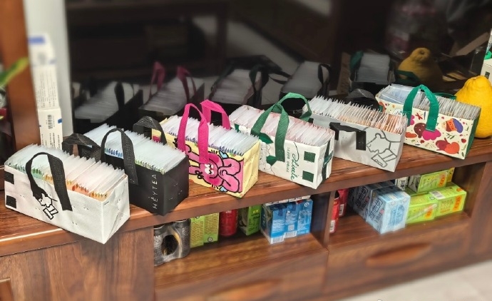 网民列出奶茶外卖袋的用处。