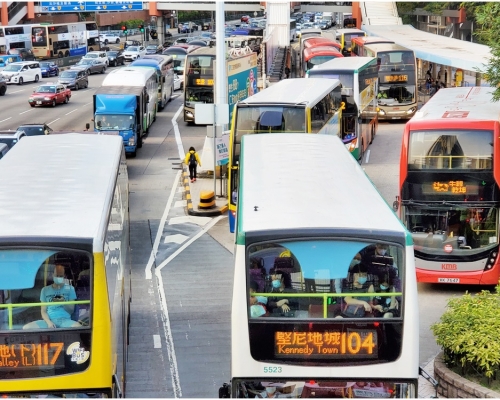 本港4間專營巴士公司的巴士路線由今日起加價。資料圖片