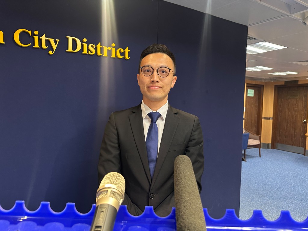 九龍城警區重案組高級督察曾嘉俊交代案情。 九龍城警區重案組高級督察曾嘉俊交代案情。