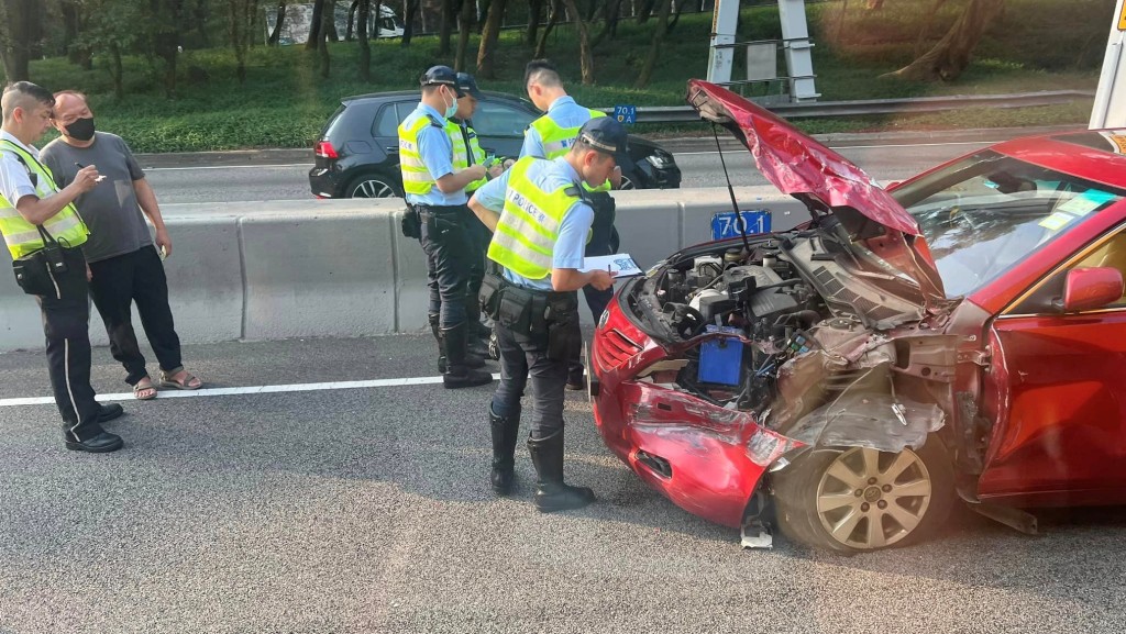 私家車車頭盡毀,幸無人受傷。網上圖片