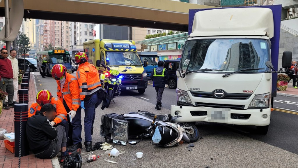 黃埔外賣電單車與貨車相撞 鐵騎士頭傷送院。小心駕駛(討論別人同駕駛態度)FB