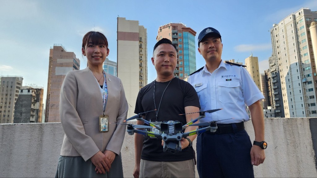 油尖警區行動主任沈立志(中)表示,無人機只需25分鐘便完成一次巡邏,大大減省人手巡邏時間 油尖警區行動主任沈立志(中)表示,無人機只需25分鐘便完成一次巡邏,大大減省人手巡邏時間