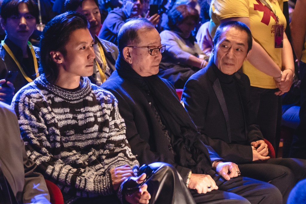 第26届意大利乌甸尼远东电影节终身成就金桑奖（Golden Mulberry Award）有两位得主，除了张艺谋导演，另一位是著名台湾制片人邱复生（中）。