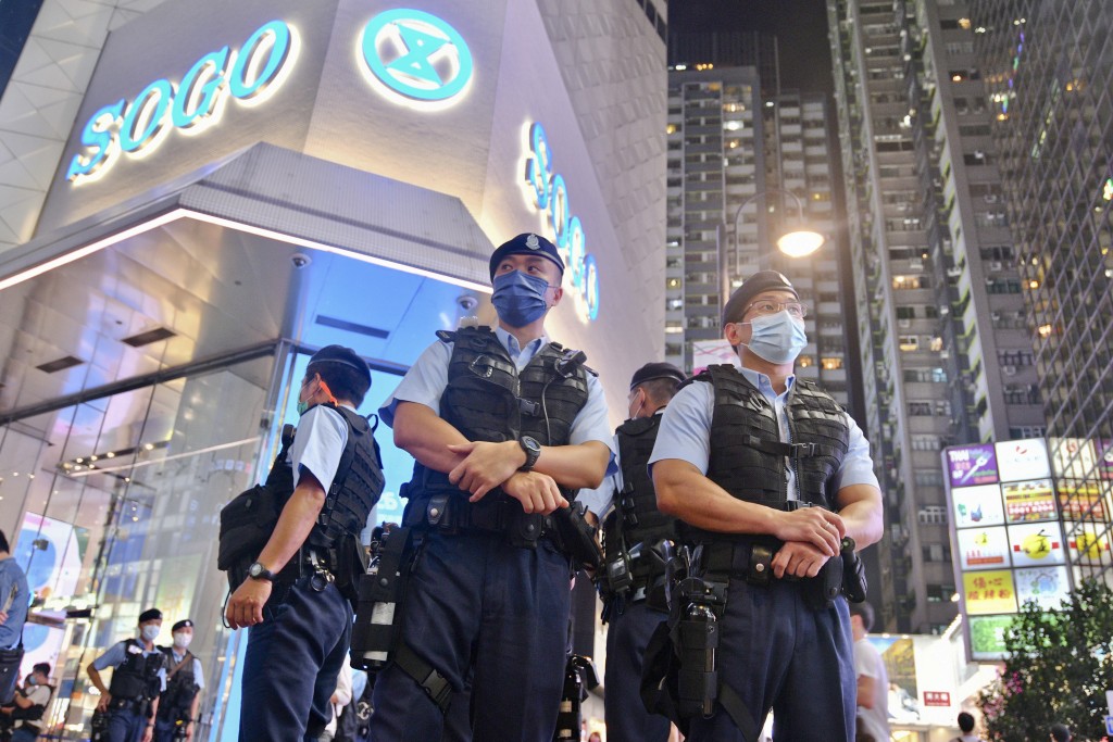 警方当日晚上封锁崇光百货外东角道行人专用区防止市民献花。