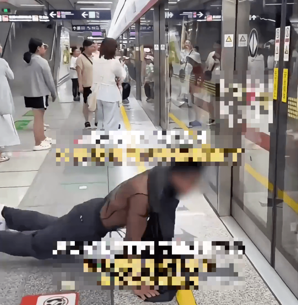 杭州地鐵驚現「黑絲男」爬進車廂,引發恐慌。 杭州地鐵驚現「黑絲男」爬進車廂,引發恐慌。