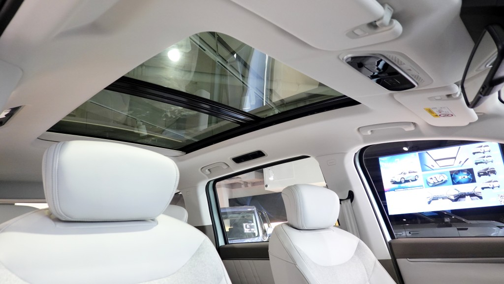 上汽大通Maxus Mifa 7标准配有全景式玻璃天窗。