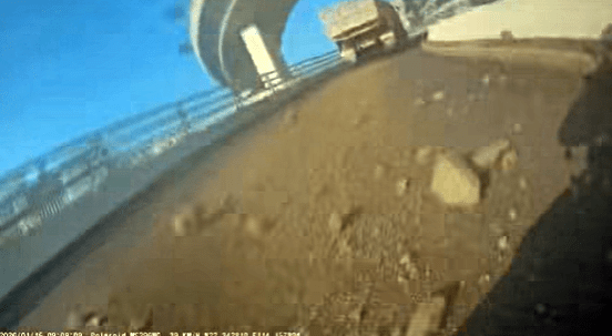 泥頭車車尾板突然鬆開，大量泥石傾倒而下。fb：車cam L（香港群組）