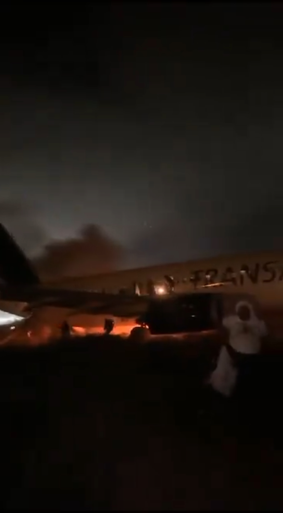 飞机着火，乘客慌忙奔逃。 X