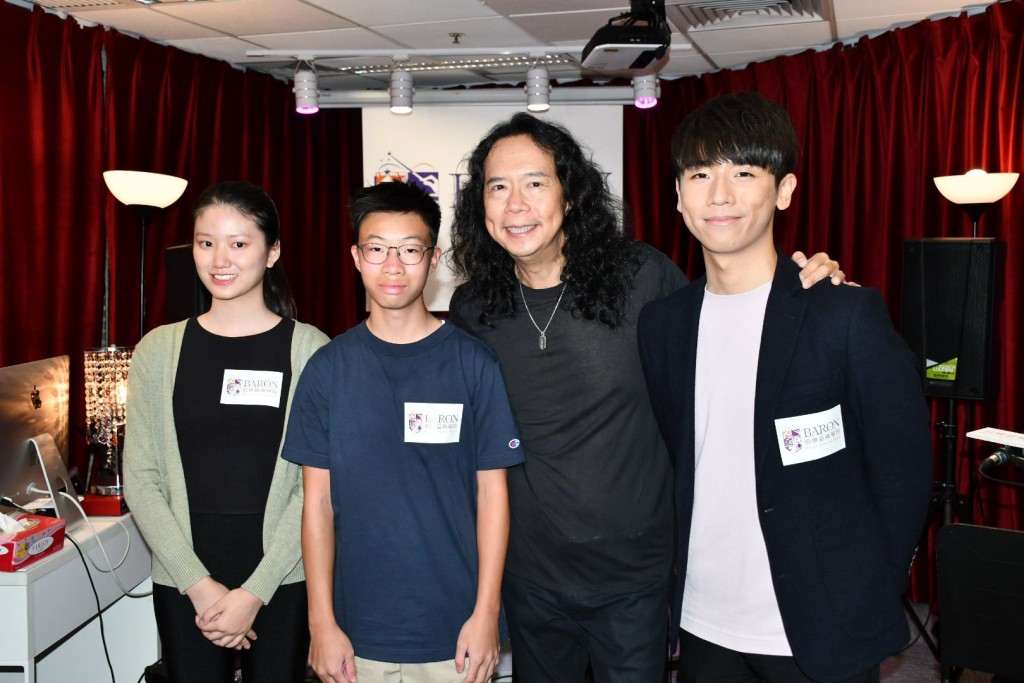 Joey到學院分享彈結他的心得。