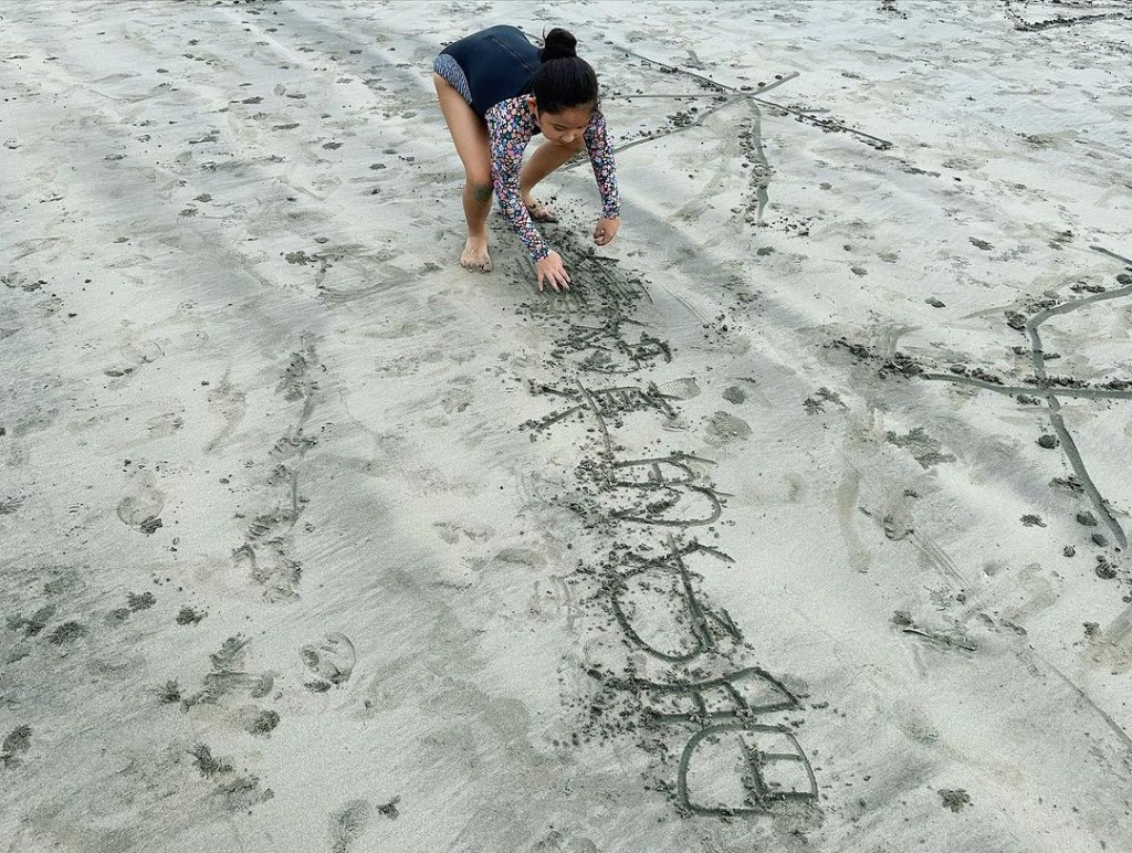 梁浸浸在沙灘搞笑寫上「媽咪好肥」，被鄭希怡笑罵她不孝！