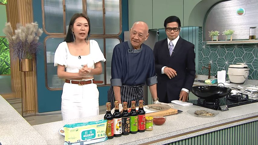 來到「鼎爺家常菜」最後一集，李家鼎（中）教煮乾煎茄汁大蝦。