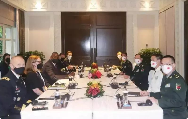 中國國防部長魏鳳和（右三）與美國國防部長奧斯丁（左三）曾在今年6月舉行會晤。中新社