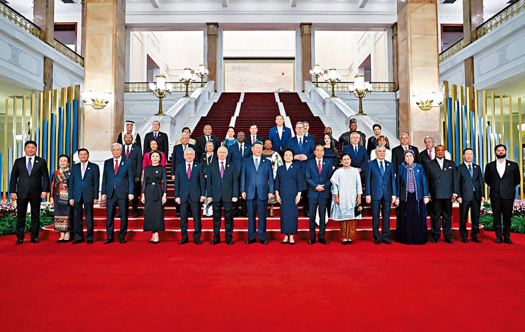 來華參加「一帶一路」高峰論壇的代表們在歡迎宴會上合影。