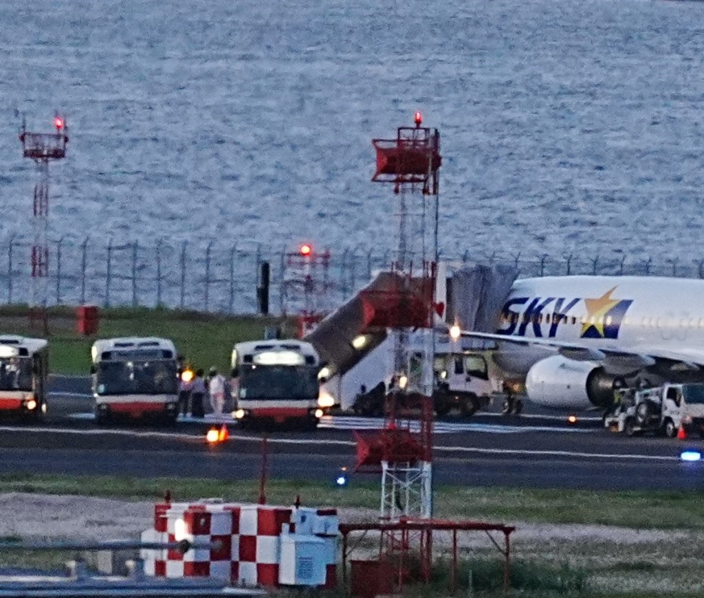 天馬航空客機起落架故障,緊急折返羽田機場,降落時疑「爆胎」。X@856de59941fb413 天馬航空客機起落架故障,緊急折返羽田機場,降落時疑「爆胎」。X@856de59941fb413