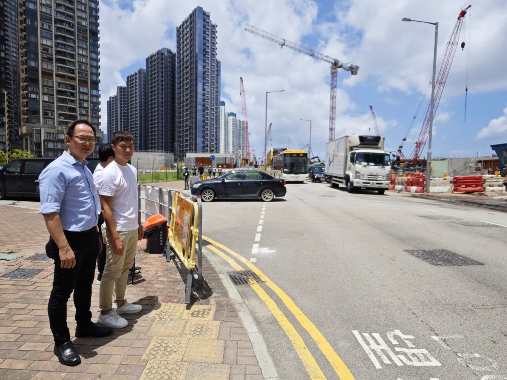 叶培基(右)一直跟进迎东路挤塞问题，并与立法会议员陈学锋(左)到场视察。