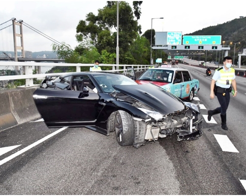 GT-R撞向路旁石壆方停下。