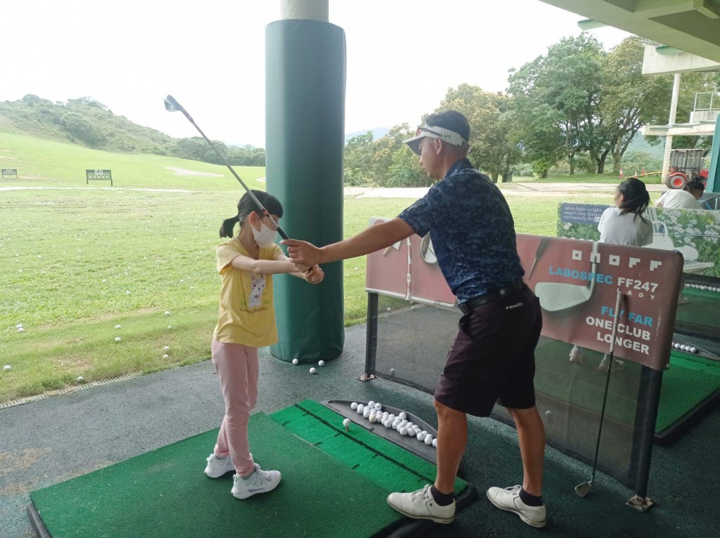 參加今次活動的小朋友年齡介乎6至13歲，不少人是第一次接觸高爾夫球。