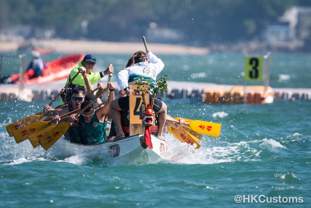 海關龍舟隊今日在赤柱參加「2025黑武士慈善中秋龍舟盃」,與多個政府部門同場競技,最終在比賽中奪得亞軍。香港海關FB圖片 海關龍舟隊今日在赤柱參加「2025黑武士慈善中秋龍舟盃」,與多個政府部門同場競技,最終在比賽中奪得亞軍。香港海關FB圖片