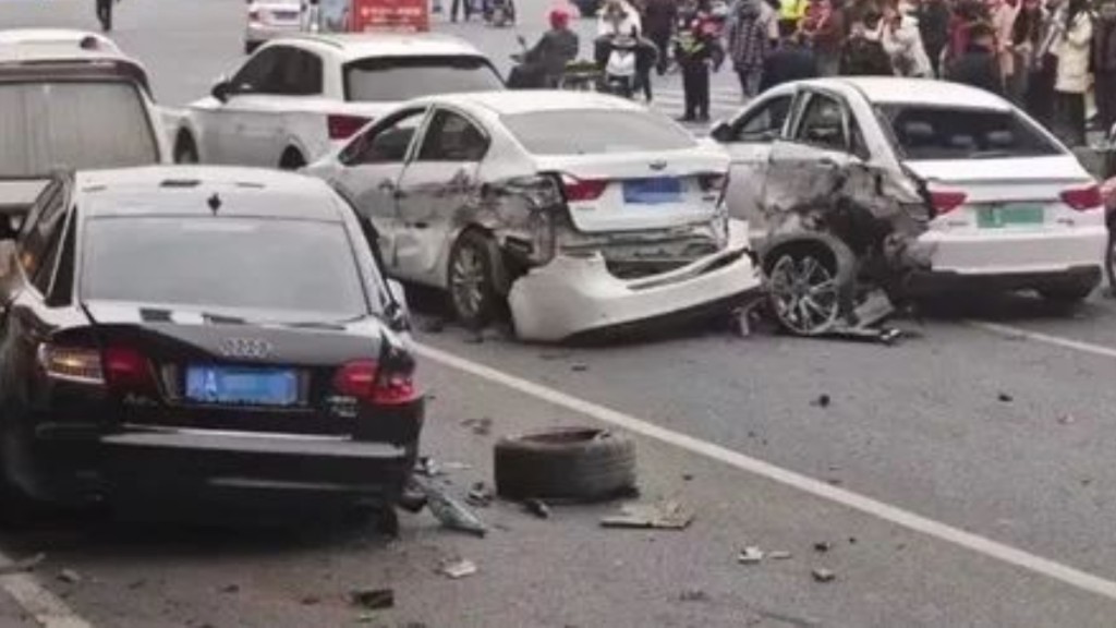 事故发生后多辆汽车受损停在路中。央视截图