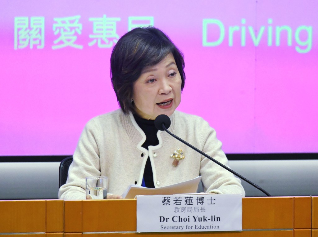 教育局局長蔡若蓮回應時表示「唔好俾課題名稱嚇親」,目的是引發學生們的好奇。 教育局局長蔡若蓮回應時表示「唔好俾課題名稱嚇親」,目的是引發學生們的好奇。